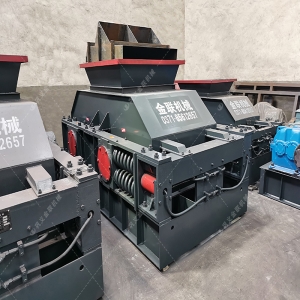 中型對輥破碎制砂機設備發往安徽