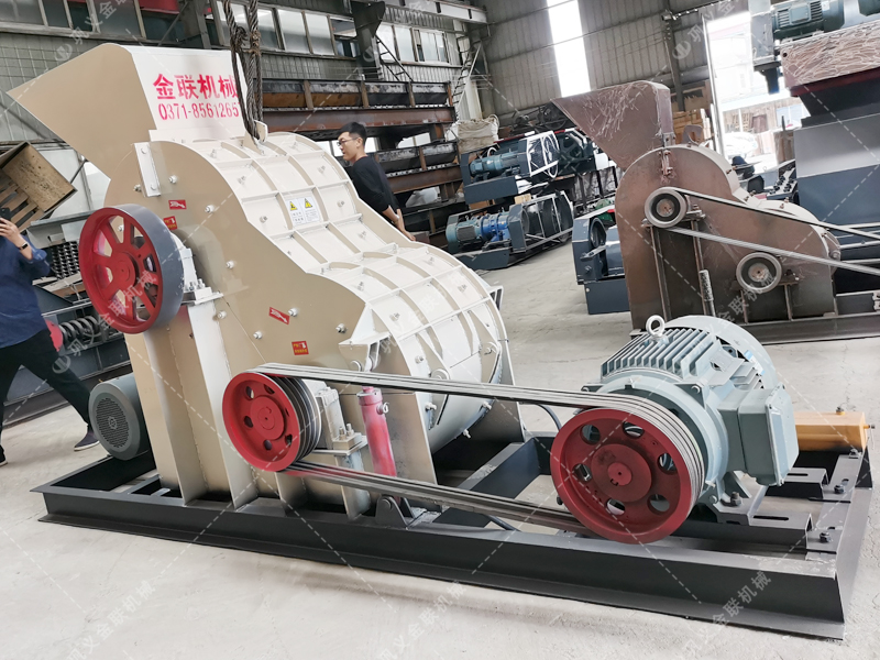 SCF中型無篩底雙級粉碎機發貨 發往云南