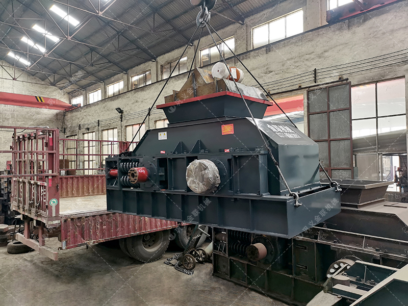 中型對輥破碎制砂機(jī)設(shè)備發(fā)往安徽