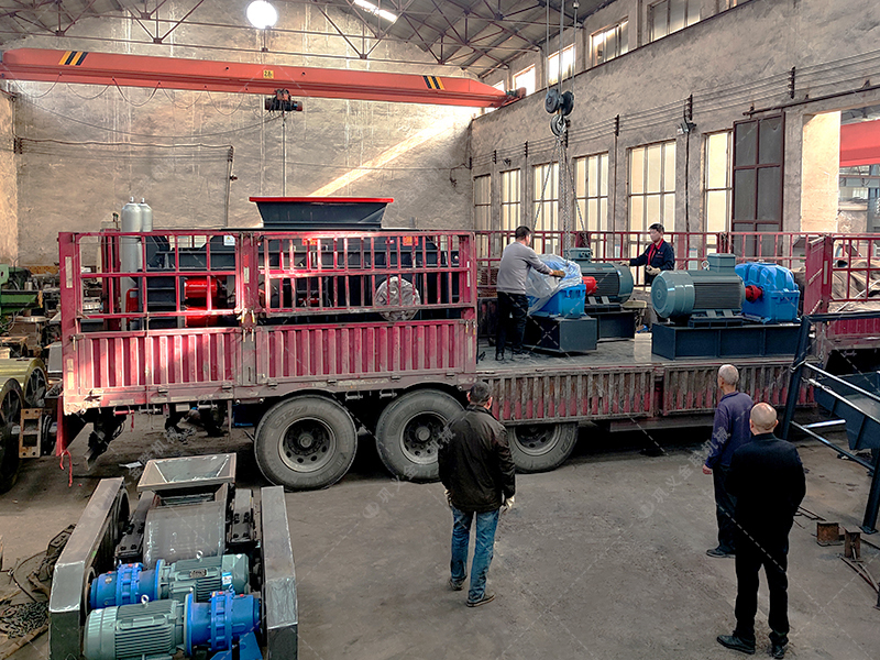 兩臺(tái)2PG1510液壓對(duì)輥破碎機(jī)發(fā)往湖北襄陽