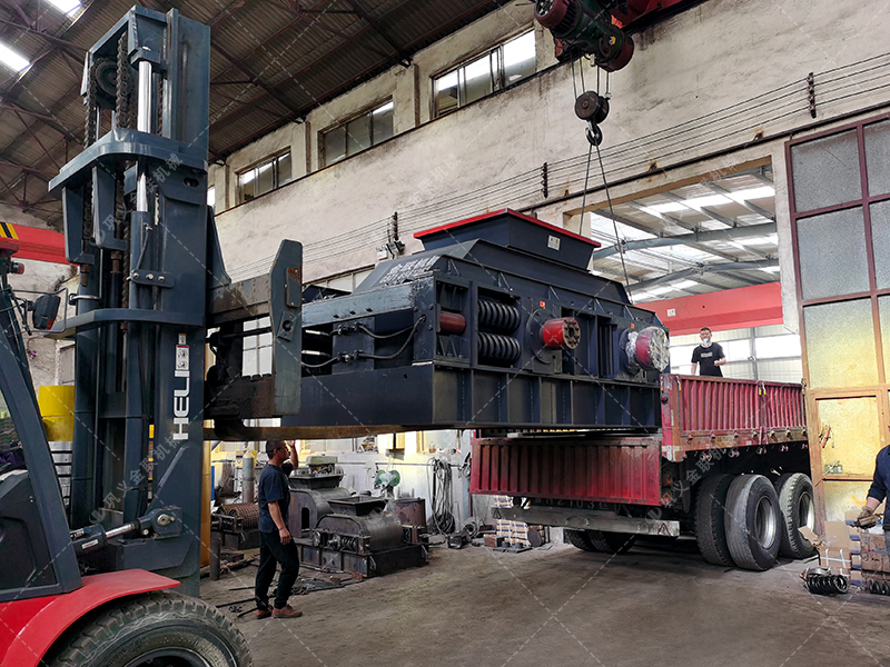 2PG1500x1000大型對輥破碎機發往陜西