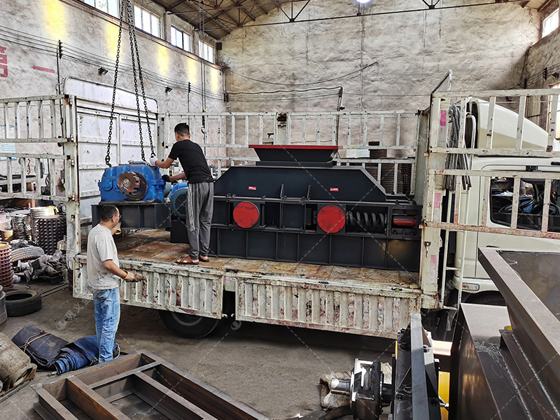 2PG800x600中型直聯對輥破碎機發往河南