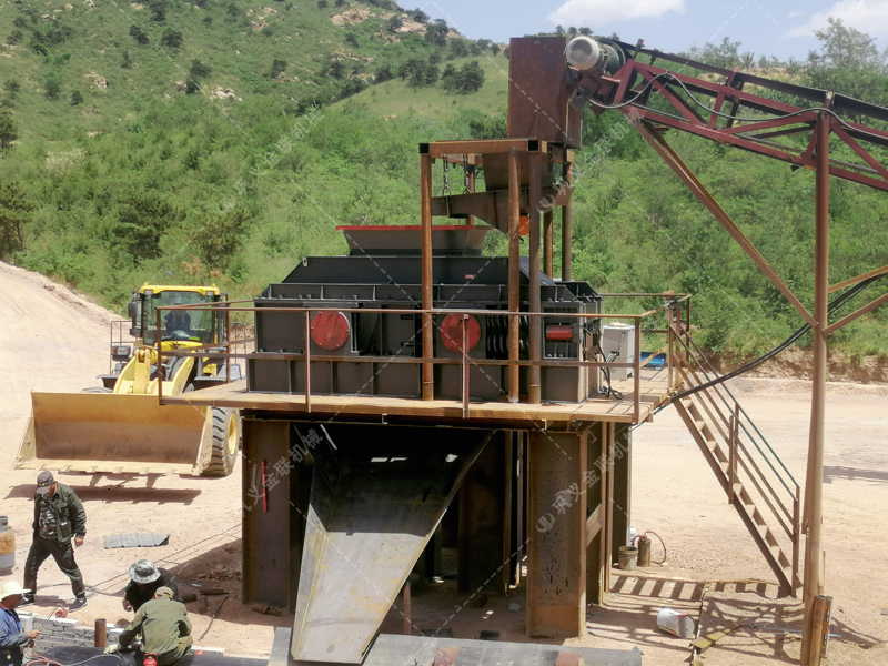 處理礦山廢石料用1510型對(duì)輥制砂機(jī)產(chǎn)能如何？