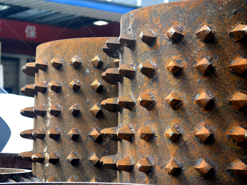 面對大塊高硬度的原煤與煤矸石,雙齒輥破碎機憑什么能“啃”得動? 面對大塊高硬度的原煤與煤矸石,雙齒輥破碎機憑什么能“啃”得動?