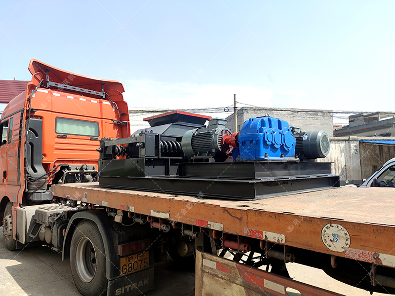 面對大塊高硬度的原煤與煤矸石,雙齒輥破碎機憑什么能“啃”得動? 面對大塊高硬度的原煤與煤矸石,雙齒輥破碎機憑什么能“啃”得動?